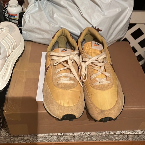 1st NIKE SNEAKER EVER ..lol size 10 -worn 3/4 times. Quick vacuum and clean 🧼 - Picture 2 of 5